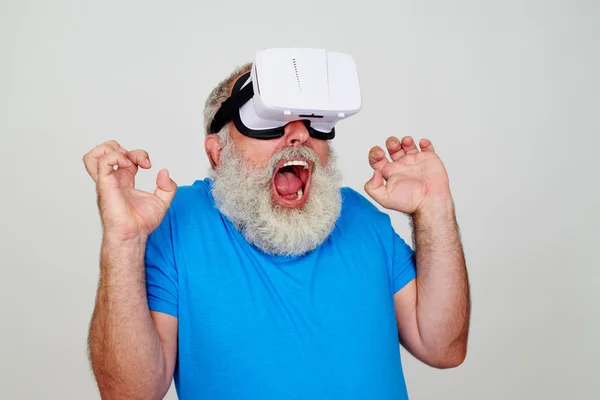 Ausgeflippter bärtiger Mann in 3D-Virtual-Reality-Brille — Stockfoto