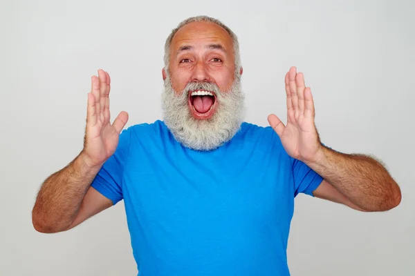 Hombre de edad bien parecido expresando emociones positivas gritando w —  Fotos de Stock