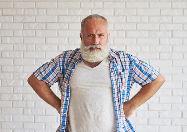 Szczęśliwy stylowy starszy trzyma ręce na biodrach — Zdjęcie stockowe