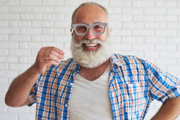 Glücklich stilvolle Senior ist Hemd versuchen, graue Brille-Maske und s — Stockfoto