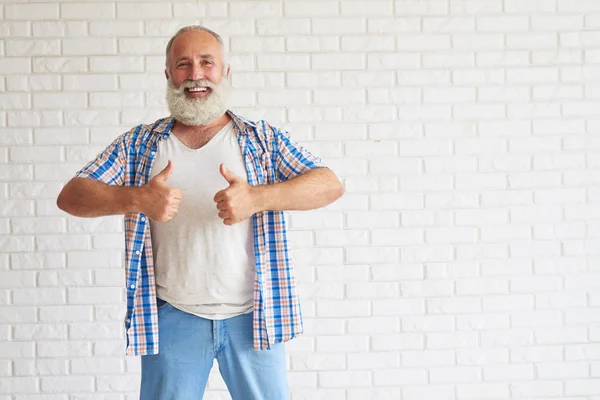 Glücklich stylische Senior zeigen Daumen nach oben mit beiden Händen — Stockfoto