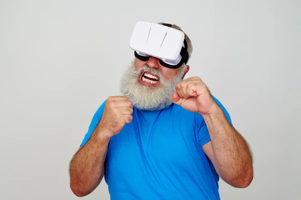 Homem em VR-fone de ouvido em pé na luta pose com os punhos apertados — Fotografia de Stock