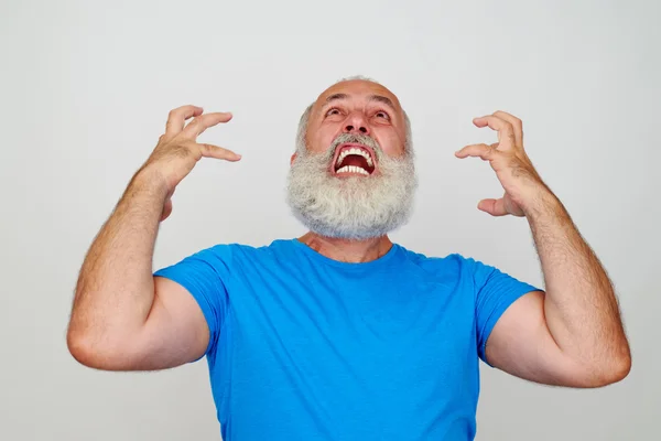 Homem com barba branca está furioso e nervoso — Fotografia de Stock