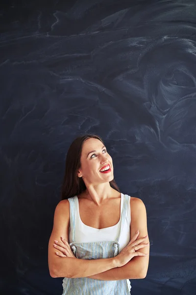 Pretty kvinna stannar där att tänka på det och korsar henne ha — Stockfoto