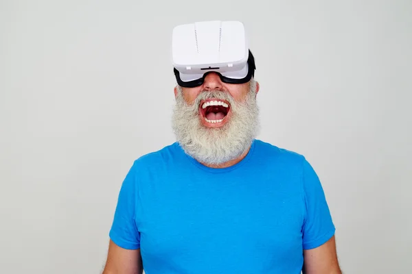 Lächelnder älterer Mann erfreut über die Wirkung von Virtual Reality Kopf — Stockfoto