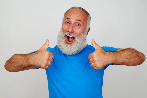 Sonriente hombre con barba blanca dando dos pulgares hacia arriba —  Fotos de Stock