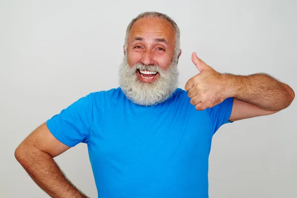 Lächeln Mann mit weißem Bart zeigt Daumen nach oben Geste gegen w — Stockfoto