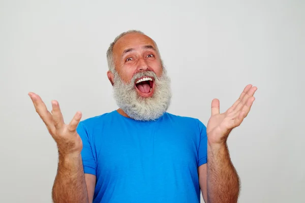 Maschio anziano con la barba bianca in posa alla telecamera gesticolando happine — Foto Stock