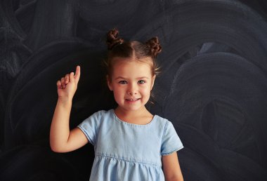 İki çörekli güzel çocuk parmağını kaldırdı.