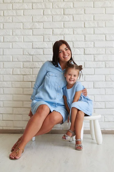 Une jeune famille heureuse de la mère moderne et sa petite daugh mignonne — Photo