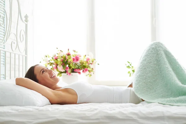 Красивая романтическая молодая женщина покрывает одеялом в спальне — стоковое фото