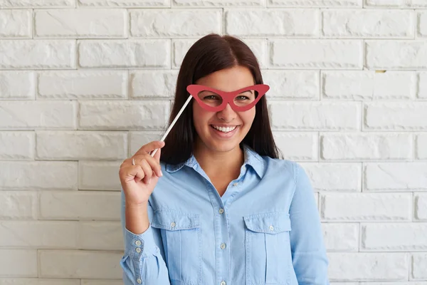 Piękna zabawna kobieta z papierowych okularów na kij uśmiechnięty szczerze — Zdjęcie stockowe