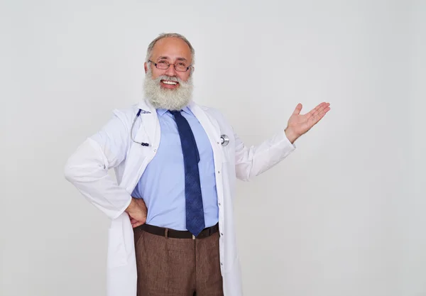 Gros plan d'un médecin mature qui tient une main et montre — Photo