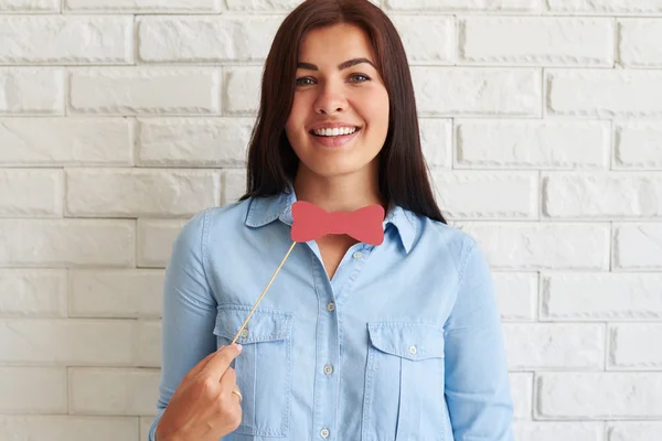 Close-up van elegante stijlvolle vrouw in trendy denim jurk Holding — Stockfoto