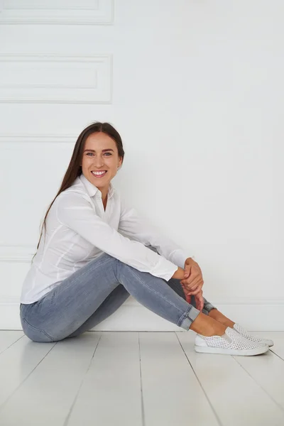 Erfreut lächelnde Frau ist voller Frühlingsfreuden — Stockfoto