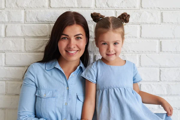 Visages de mère et sa fille mignonne fondent le cœur de tout le monde — Photo