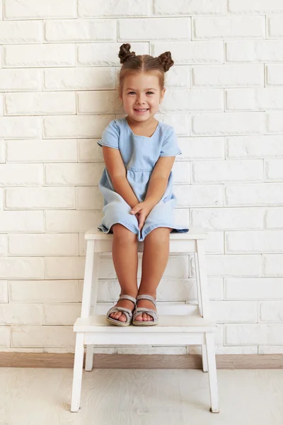 Vízszintes közelről portréja örömmel mosolygó kislány ülni — Stock Fotó