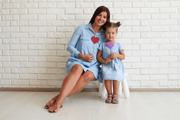 Fröhliche und lachende junge Familie, die Zeit miteinander verbringt — Stockfoto