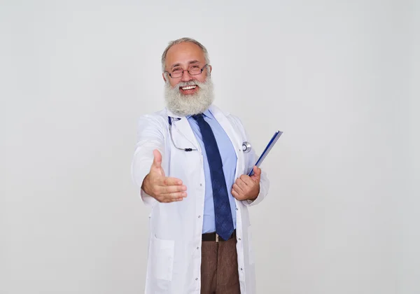 Älterer bärtiger Arzt bietet helfende Hand an — Stockfoto