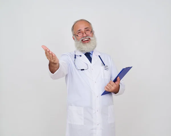 Maduro médico convidando fazendo gesto de boas-vindas — Fotografia de Stock