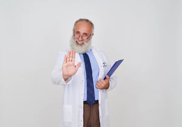 Maduro médico mostrando negação gesto — Fotografia de Stock