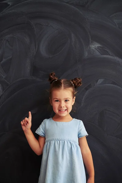 Bella ragazza con due panini sorridenti e tenendo il dito in su — Foto Stock