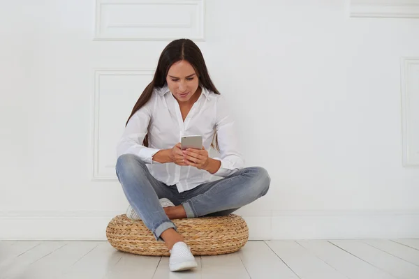 Sie lächelte nur leise als Antwort — Stockfoto