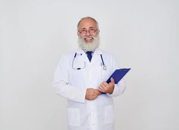 Médico varón sonriente con una carpeta y estetoscopio en uniforme —  Fotos de Stock