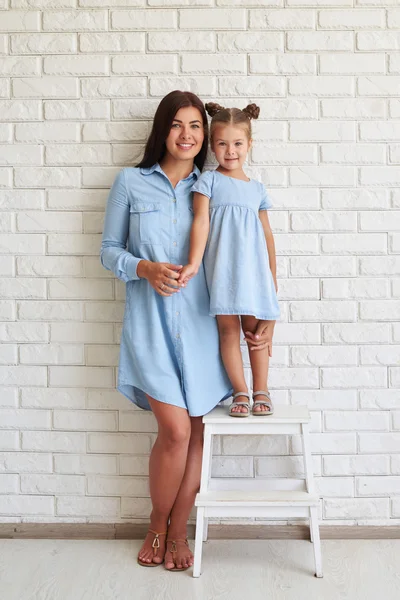 Famille souriante de mère et fille en tenues décontractées — Photo
