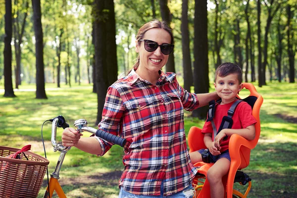 Junge Mutter und ihr kleines Kind sind voller Energie und Geist — Stockfoto