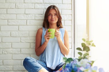 Bir mutlu genç kız çok gürültülü hayatından kaldırılmış görünüyor 