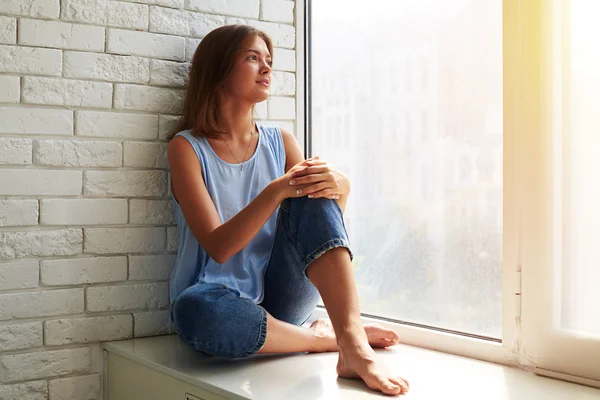 Affascinante romantica ragazza che guarda fuori dalla finestra — Foto Stock