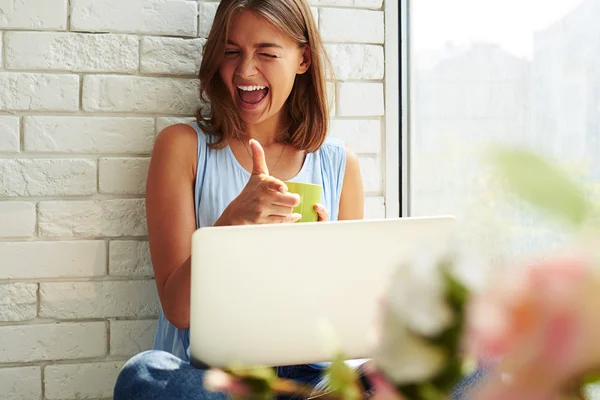 Happy smiling girl in lovely casual outfit is full of positive e — Stock Photo, Image