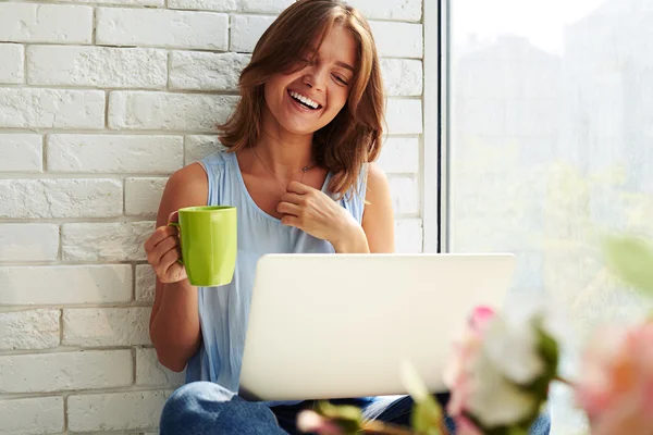 La sonrisa atractiva soleada de la joven mientras busca algo o —  Fotos de Stock