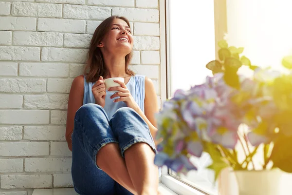 Toothy sorriso ragazza felice godendo di una tranquilla giornata estiva soleggiata — Foto Stock