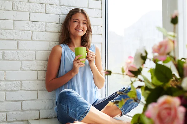 Ребенок просыпается. Доброе утро малыш. Доброе утро рисунок. Доброе утро девочки. Кровать для девочки.