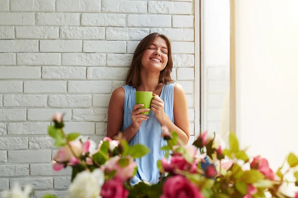 Jeune fille est vraiment heureux tout en étant assis sur le rebord de la fenêtre — Photo