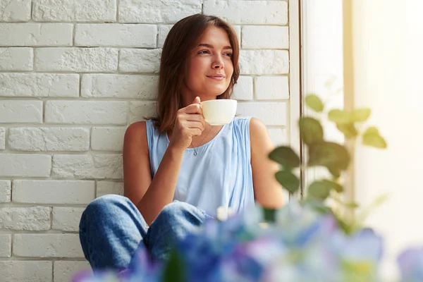 Jeune fille profite du moment de détente et de boire une tasse d'un — Photo