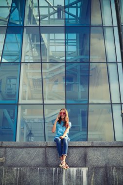 Çekici genç kız cep telefonu yla konuşuyor 