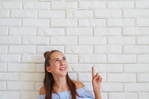 Ett ansikte av unga vackra flicka balkar med glädjefull bild — Stockfoto