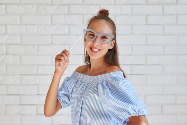 Attraente ragazza in abiti estivi è in posa con occhiali di carta — Foto Stock