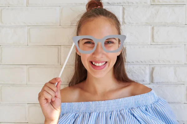 Close-up portrait of toothy smile girl having fun while holding — Stock Photo, Image