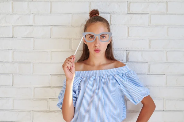 Menina branca legal usando óculos de papel lábios puckering — Fotografia de Stock