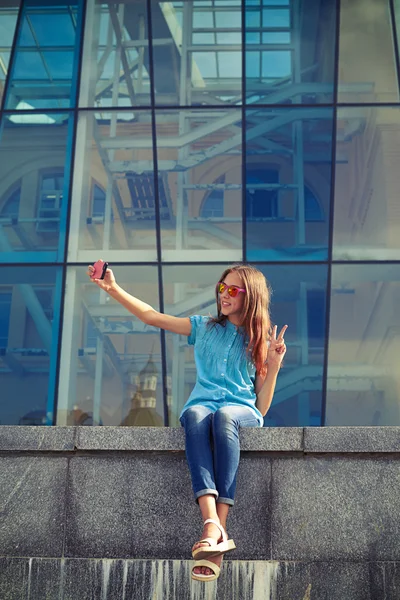 Ευτυχισμένο κορίτσι παίρνει selfie και δείχνει εντάξει ενώ κάθονται στο — Φωτογραφία Αρχείου