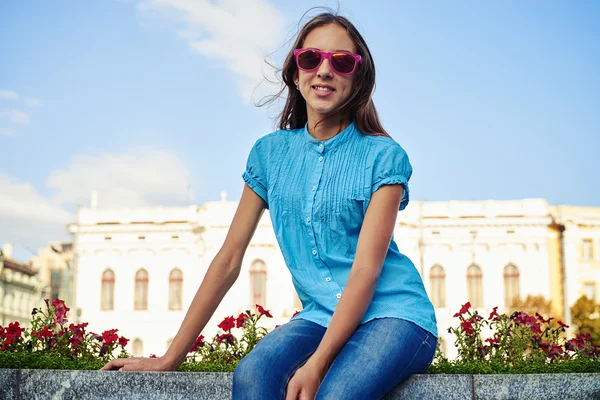 초상화 의 예쁜 젊은 십대 소녀 에 핑크 선글라스 앉아 — 스톡 사진
