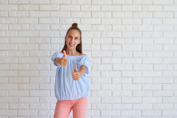 Porträt einer jungen Frau mit erhobenem Daumen — Stockfoto