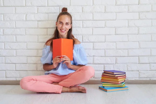 Positive young booklover — Stock Photo, Image