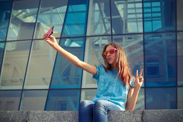 Selfie çekerken ve ok gösteren Pretty kız dudakları büzüşme — Stok fotoğraf