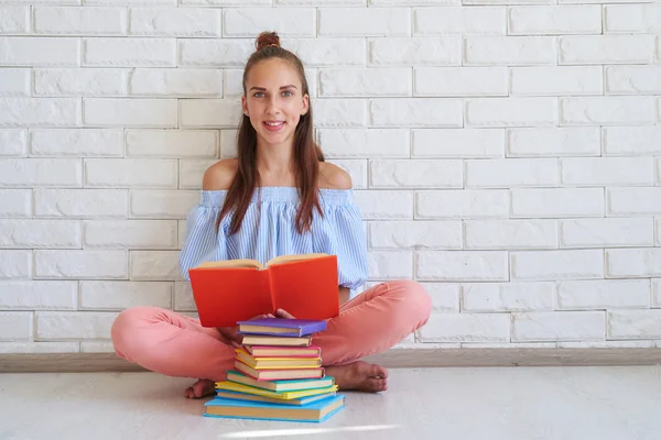 Circondato da libri — Foto Stock