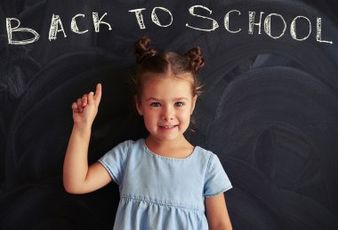 Okul blackb karşı parmak tutan iki çörekler ile Pretty çocuk